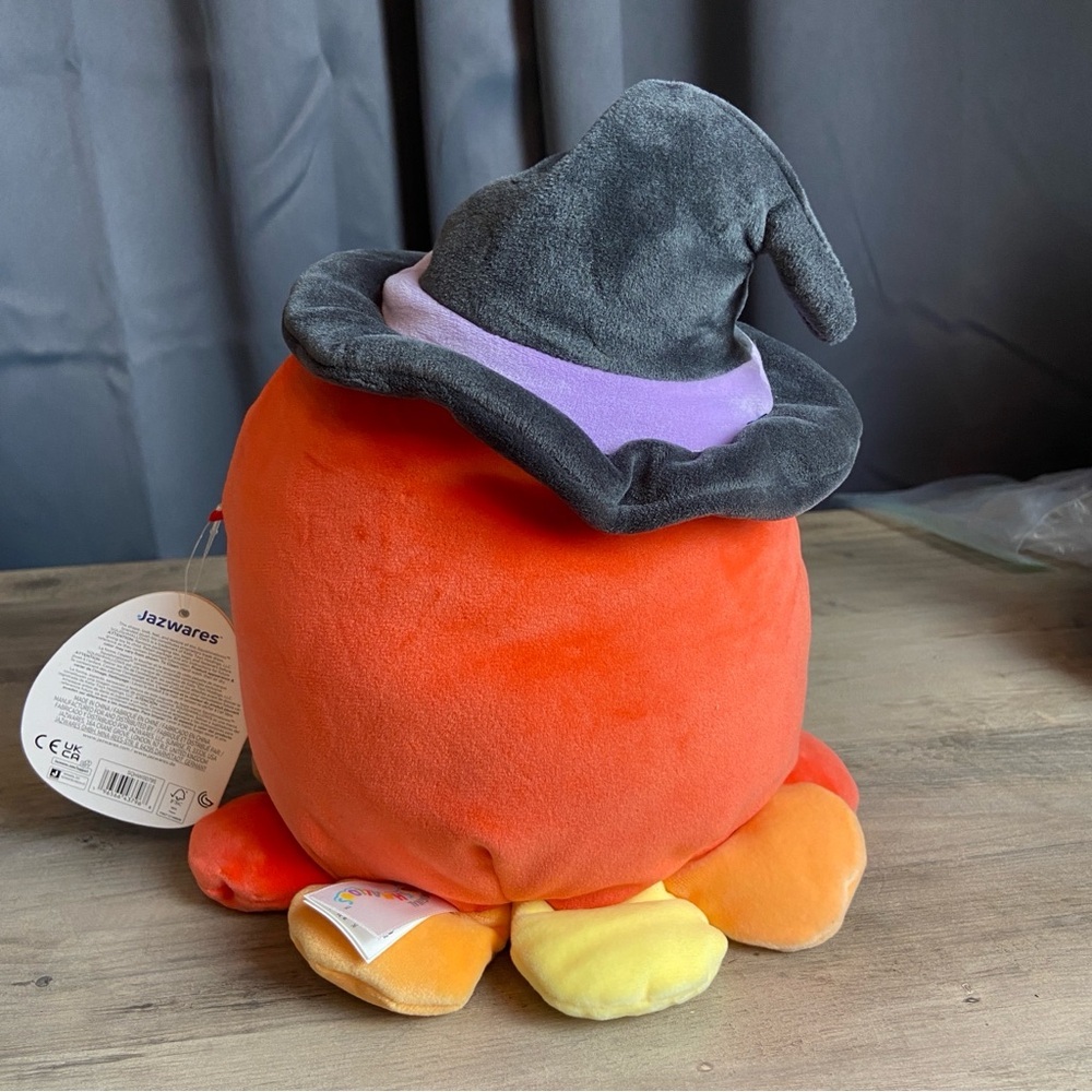 Detra the Octopus, 8”,‎ a Halloween-Squishmallow wearing a witch's hat - Picture 5 of 9
